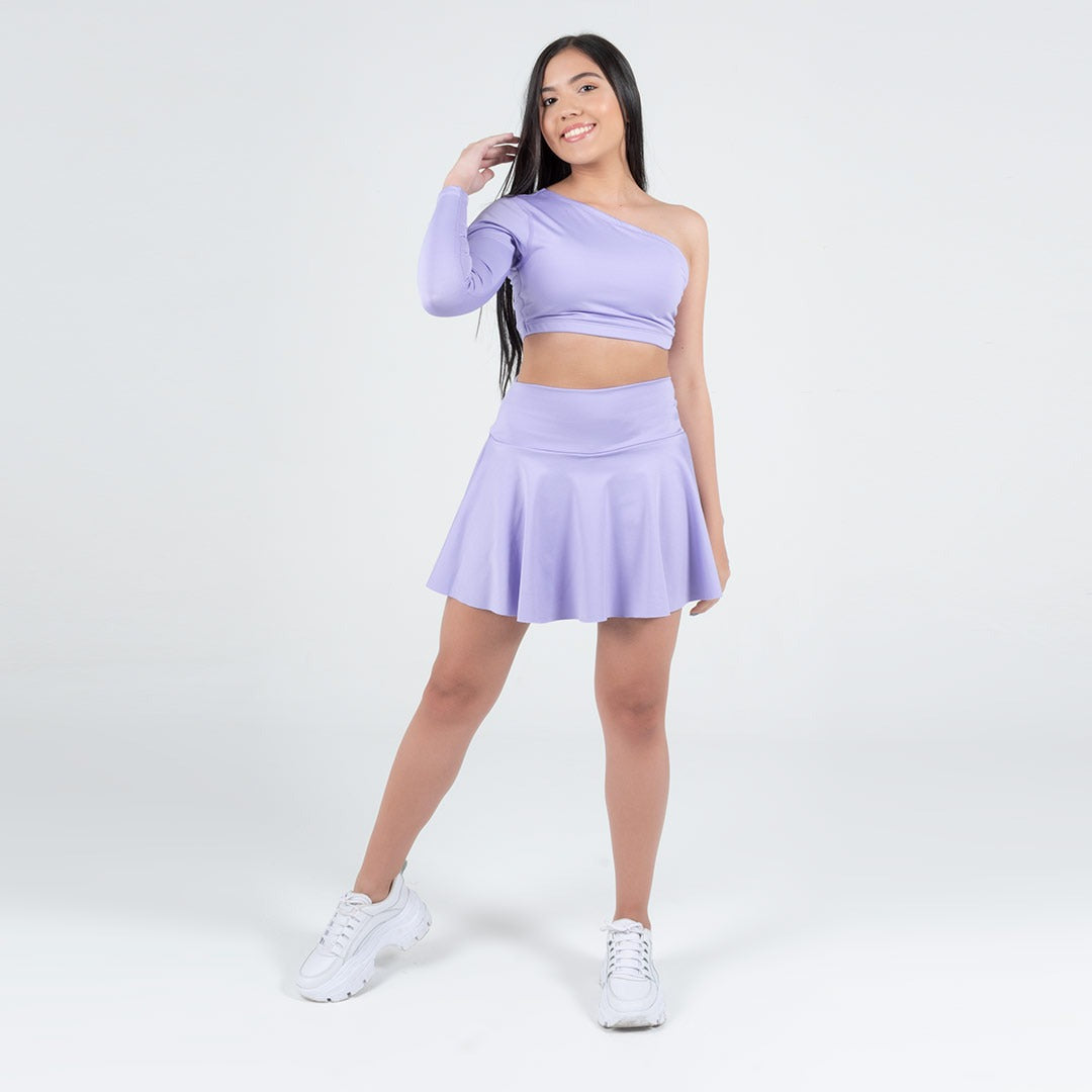 Conjunto de falda short y top con una manga larga