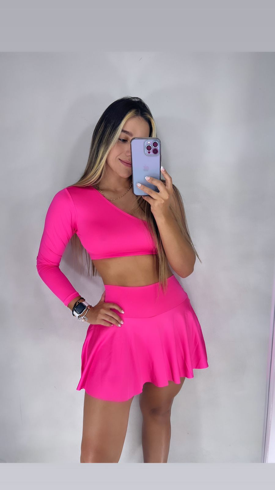 Conjunto de falda short y top con una manga larga